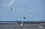 Windsurfistas e kitesurfistas disputam espaço na Laguna Garzon, a meio caminho entre Punta del Este e La Pedrera, no litoral do Uruguai